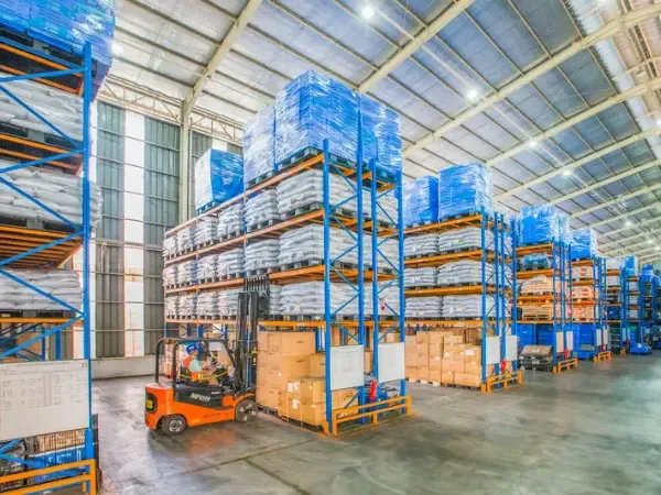 Racking aisles inside a distribution warehouse
